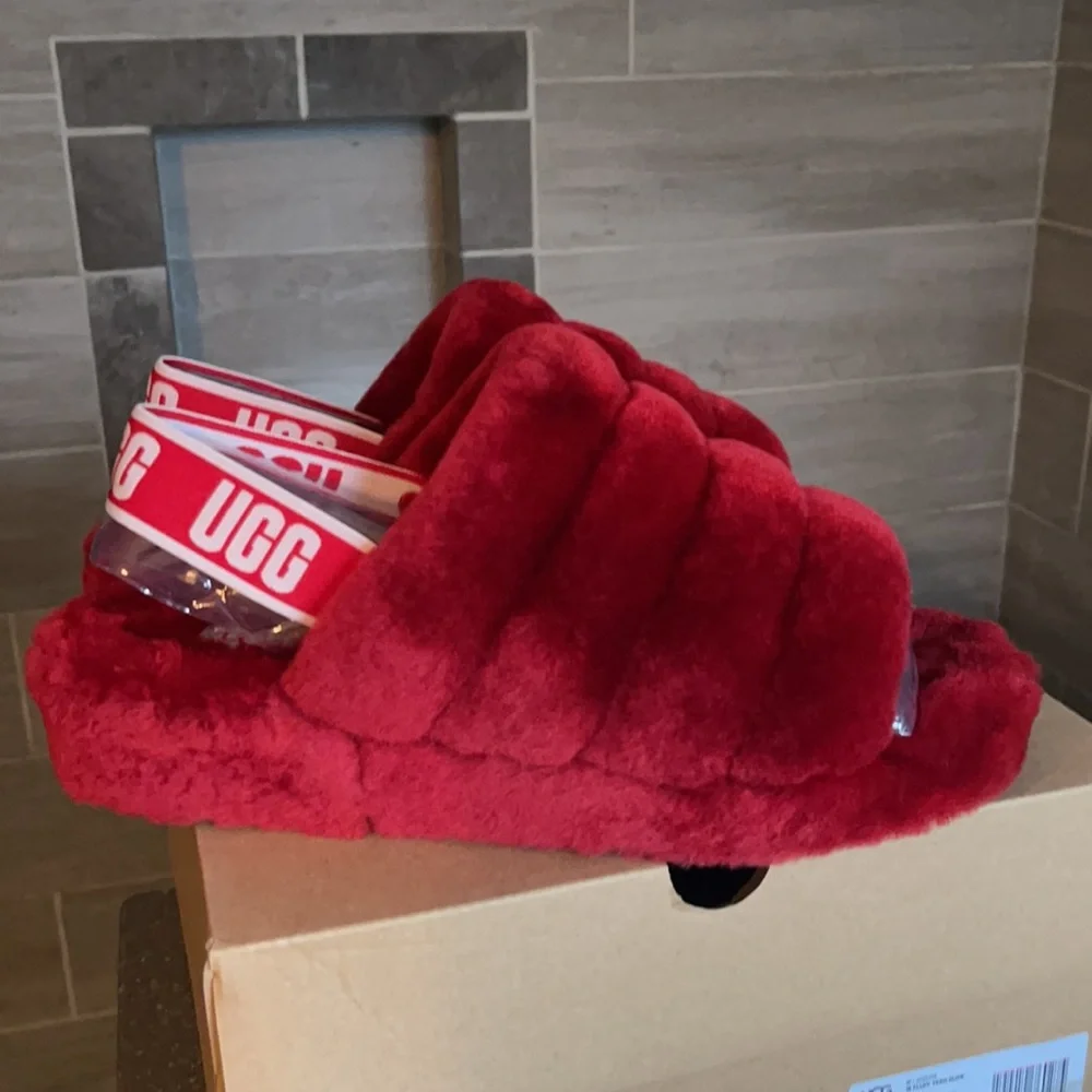 ♥️UGGs - Red Cute! FLUFF Slides - Comfy & Cozy - Picture 3 of 13